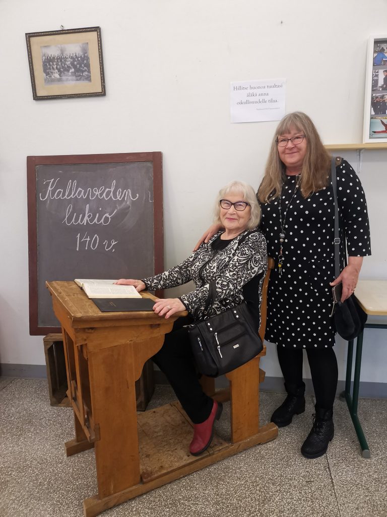 140-vuotisjuhlapäivässä kuvataiteen lehtori Jaana Räisänen ja hänen äitinsä, entinen tyttölyseolainen.